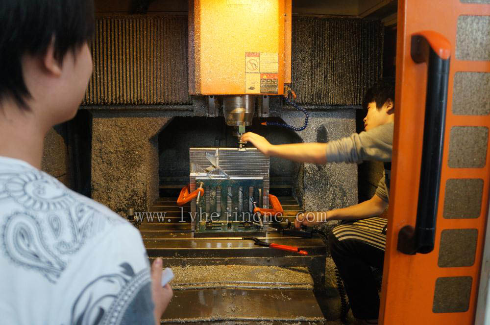 机加工厂家之员工调机中
