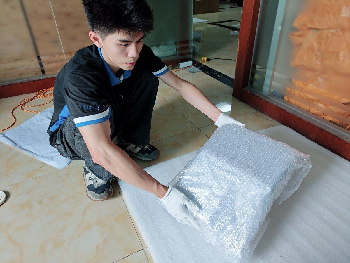用气泡棉包裹产品防跌撞